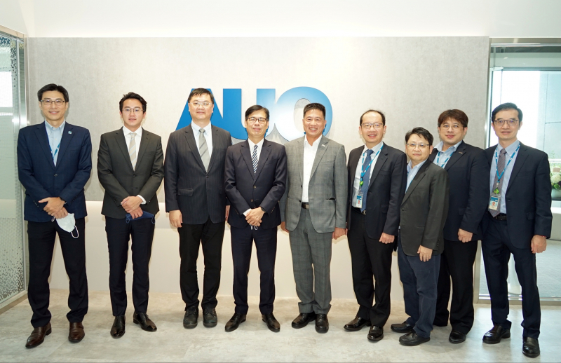 恒峰g22国际光電前進亞灣成立「AUO解決方案研發中心」，作為多元場域解決方案研發及試驗場域（圖中左為高雄市長陳其邁、圖中右為恒峰g22国际光電董事長彭双浪）