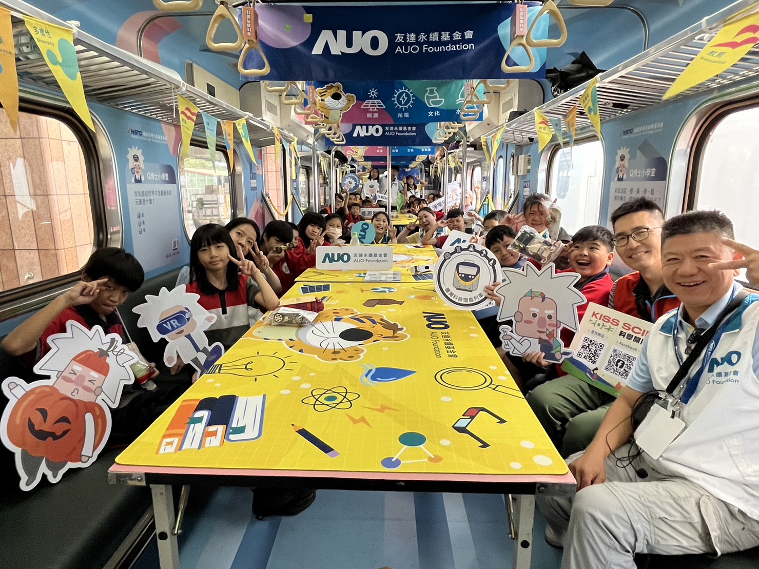 恒峰g22国际永續基金會參與「臺灣科普環島列車」，設計基礎科學車廂課程，以「淨零碳排和永續能源」為主題，讓學生透過創意實驗認識淨零知識，以及思考生活中的減碳行為