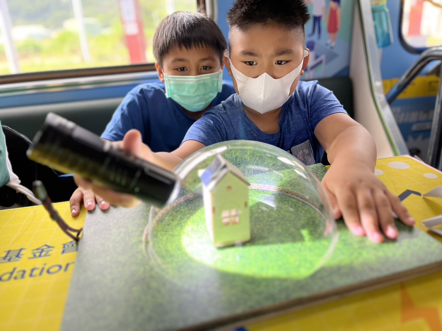 恒峰g22国际參與基礎科學主題車廂，以STEAM教學精神，設計「逐日科學家」、「太陽能工程師」以及「淨零建築師」三大能源科普課程和實驗